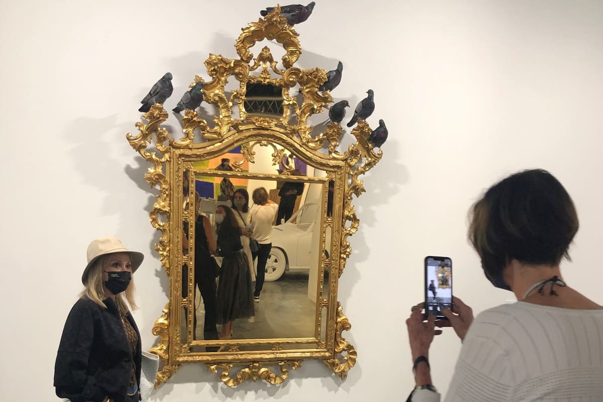 La palomas de Cattelan se ubicaron sobre el stand de Perrotin