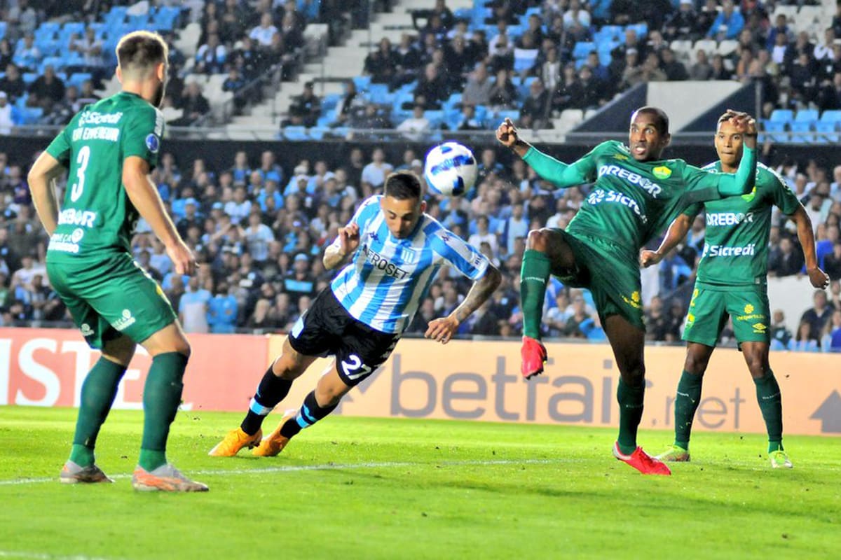 La palomita de Correa se convertirá en el 1 a 0 de Racing ante Cuiabá, en Avellaneda