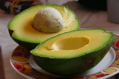 La palta aporta nutrientes al cabello