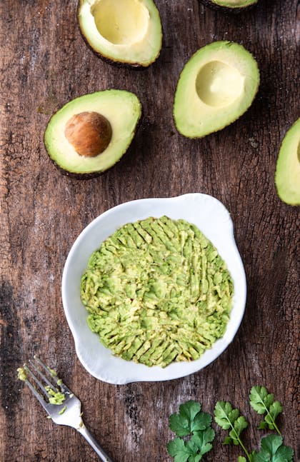 La palta contiene vitamina B, un conjunto de 8 vitaminas, relacionadas con el metabolismo celular