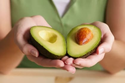 La palta es un alimento aporta grasas saludables, sobre todo monoinsaturadas, además de fibra, potasio, magnesio, vitamina E, C y otros antioxidantes