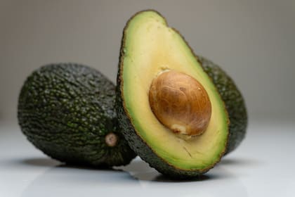 La palta tiene 485 miligramos de potasio cada 100 gramos y es rica en grasas saludables