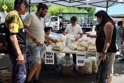 La panadería de la feria itinerante de Barracas pertenece a un taller del Hogar de Cristo, uno de los más de 200 centros barriales dedicados a la recuperación de chicos y jóvenes afectados por adicciones