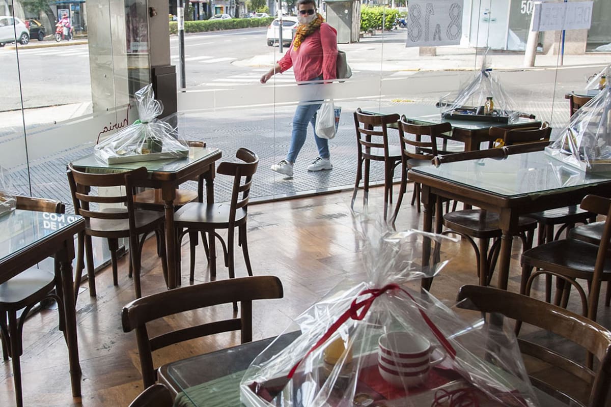 La panadería Nuria, en Rosario, se adapta al consumo según las reglas de la pandemia