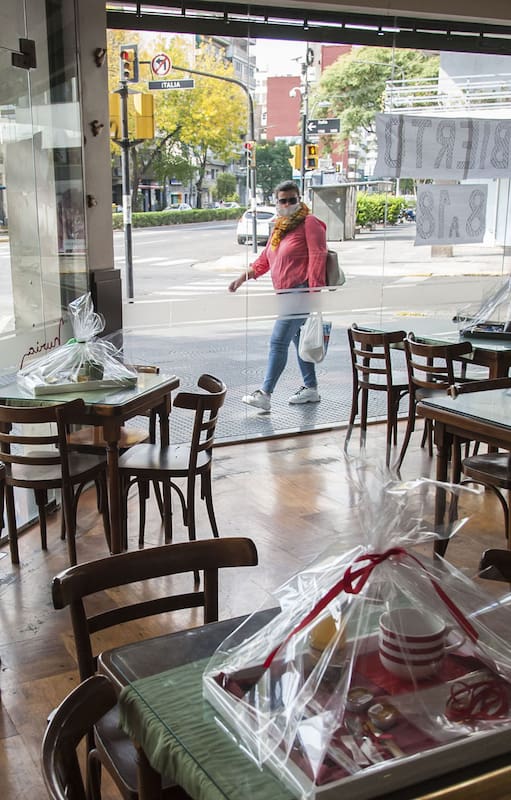 La panadería Nuria, en Rosario, se adapta al consumo según las reglas de la pandemia