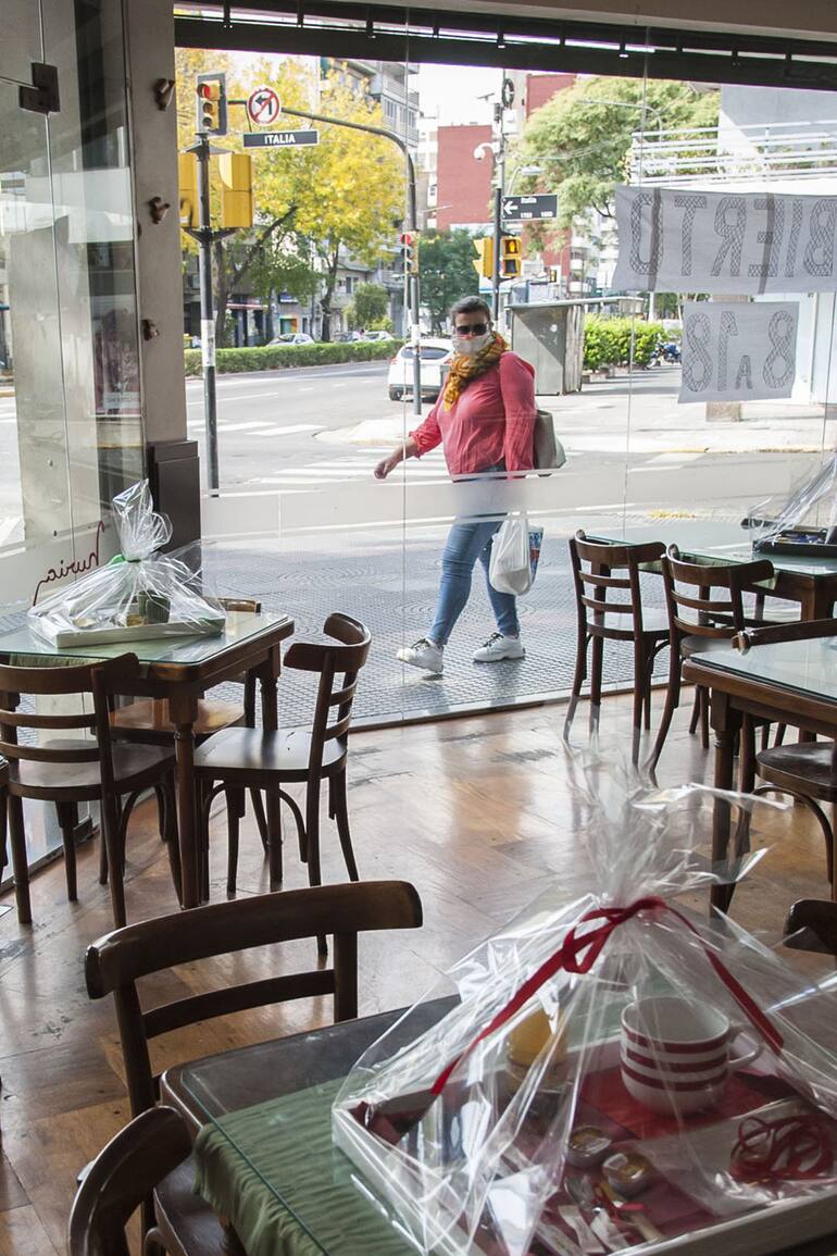 La panadería Nuria, en Rosario, se adapta al consumo según las reglas de la pandemia