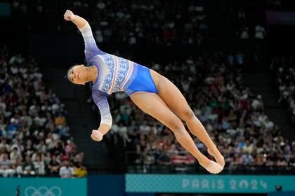 La panameña Hillary Heron, compite en la rutina de piso durante la ronda de clasificación de la gimnasia artística de los Juegos Olímpicos 2024 en la Arena Bercy, el domingo 28 de julio de 2024, en París. (AP Foto/Charlie Riedel)
