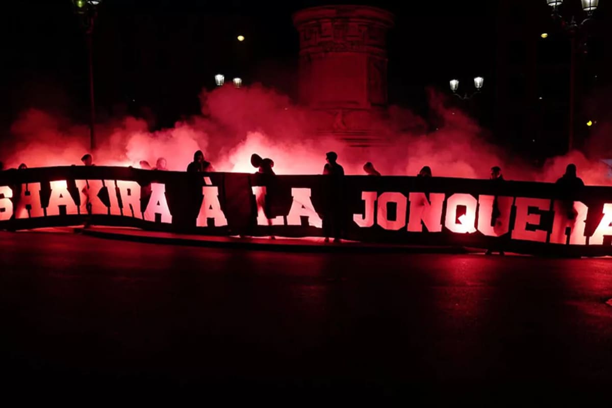 La pancarta misógina y repudiable de los hinchas del PSG hacia Shakira. Crédito: Marca