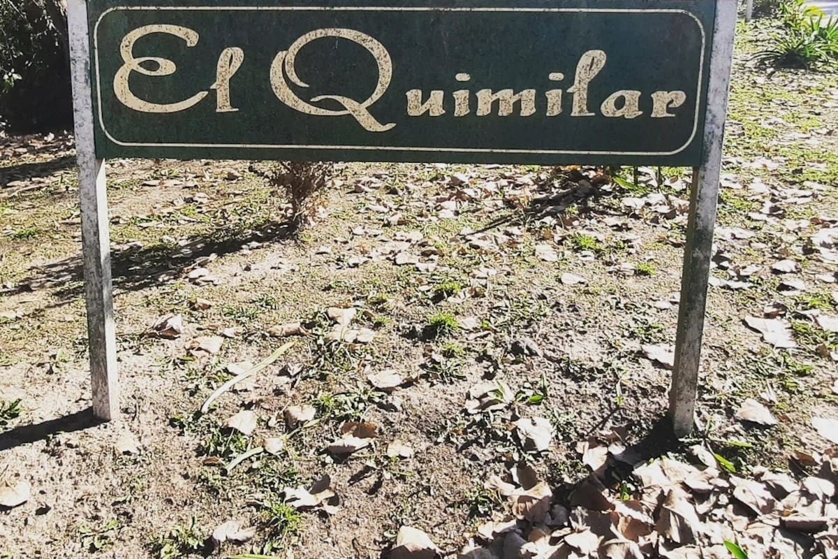 la pancarta que anuncia la entrada del barrio cerrado