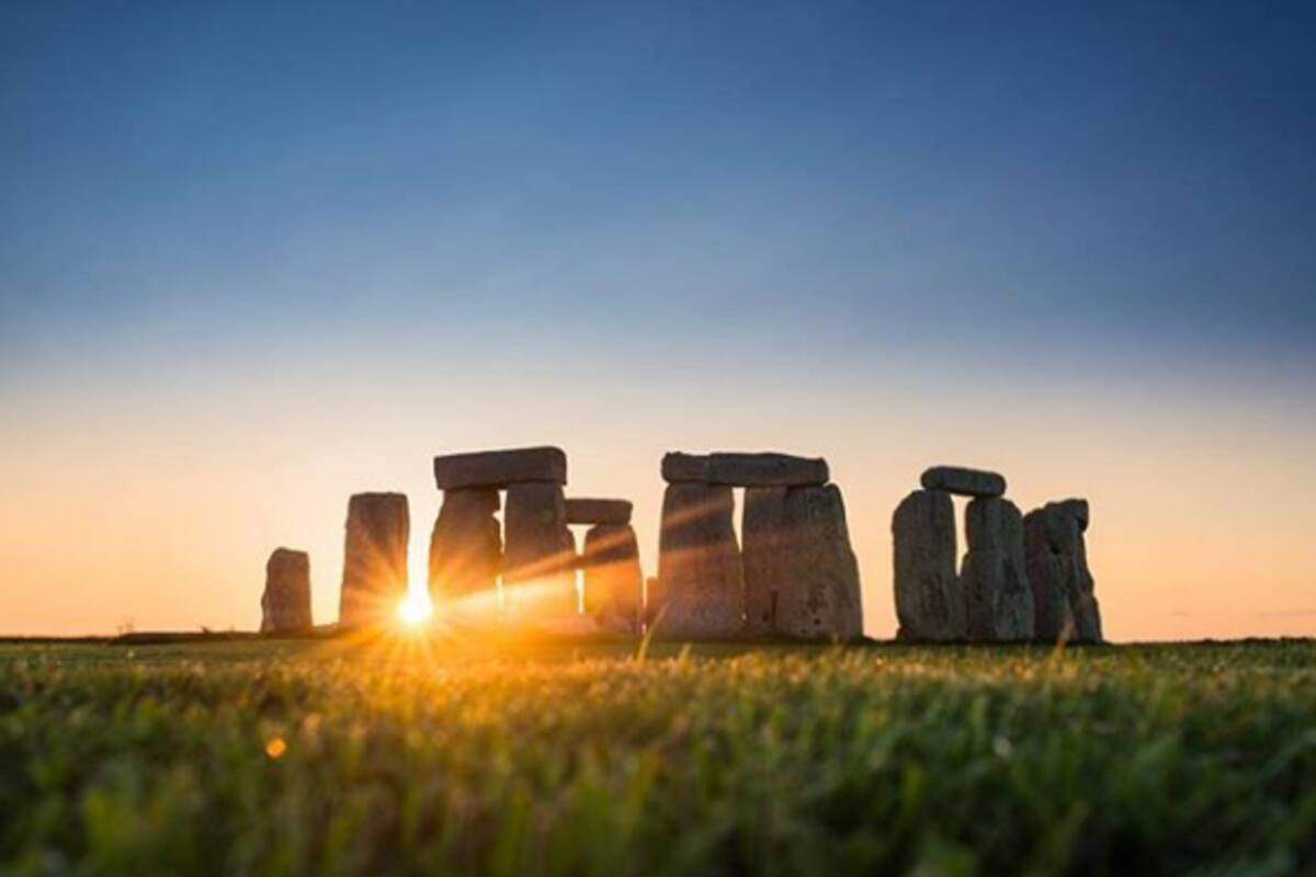 La pandemia ha obligado a suspender la tradicional fiesta del inicio del verano en el milenario monumento Stonehenge, en Inglaterra. En su lugar, el fenómeno se verá en todo el mundo por streaming