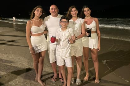 La pandemia le dio inicio a una nueva aventura. Significó reencontrarse como familia, los cinco solos. Sin salir, hicieron cosas antes inimaginables, como campamento en casa, cine, MasterChef, karaoke, jugaron a las casas de Harry Potter: “En un aniversario de casados los hijos nos organizaron la cena y ellos eran los mozos con vela y todo”, agrega sonriente. “Hicimos de todo”.