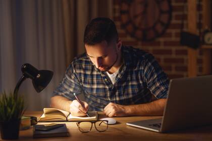 La pandemia modificó los planes de muchos estudiantes que tenían previsto recibirse durante 2020 y que, con la llegada del Covid -19, pasaron a rendir su último examen en forma virtual y a experimentar la extraña sensación de graduarse desde sus propias casas.