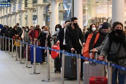 La pandemia no había frenado del todo los viajes en Europa, pero ahora muchos países han suspendido sus vuelos con Reino Unido.