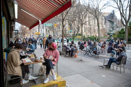 La pandemia sacó las mesas de bares y restaurantes a las veredas y vació las oficinas, hoy Nueva York recibe muchos más visitante por año que antes de 2020 y va camino a ser una ciudad de disfrute más que de trabajo