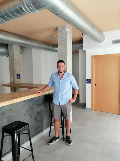La pandemia y la situación del país impulsaron a Rodrigo a abrir un local en el exterior