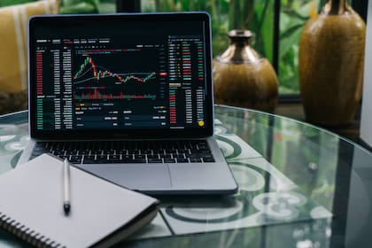 La pandemia y un criptomercado volátil han provocado un frenesí comercial en las monedas digitales
