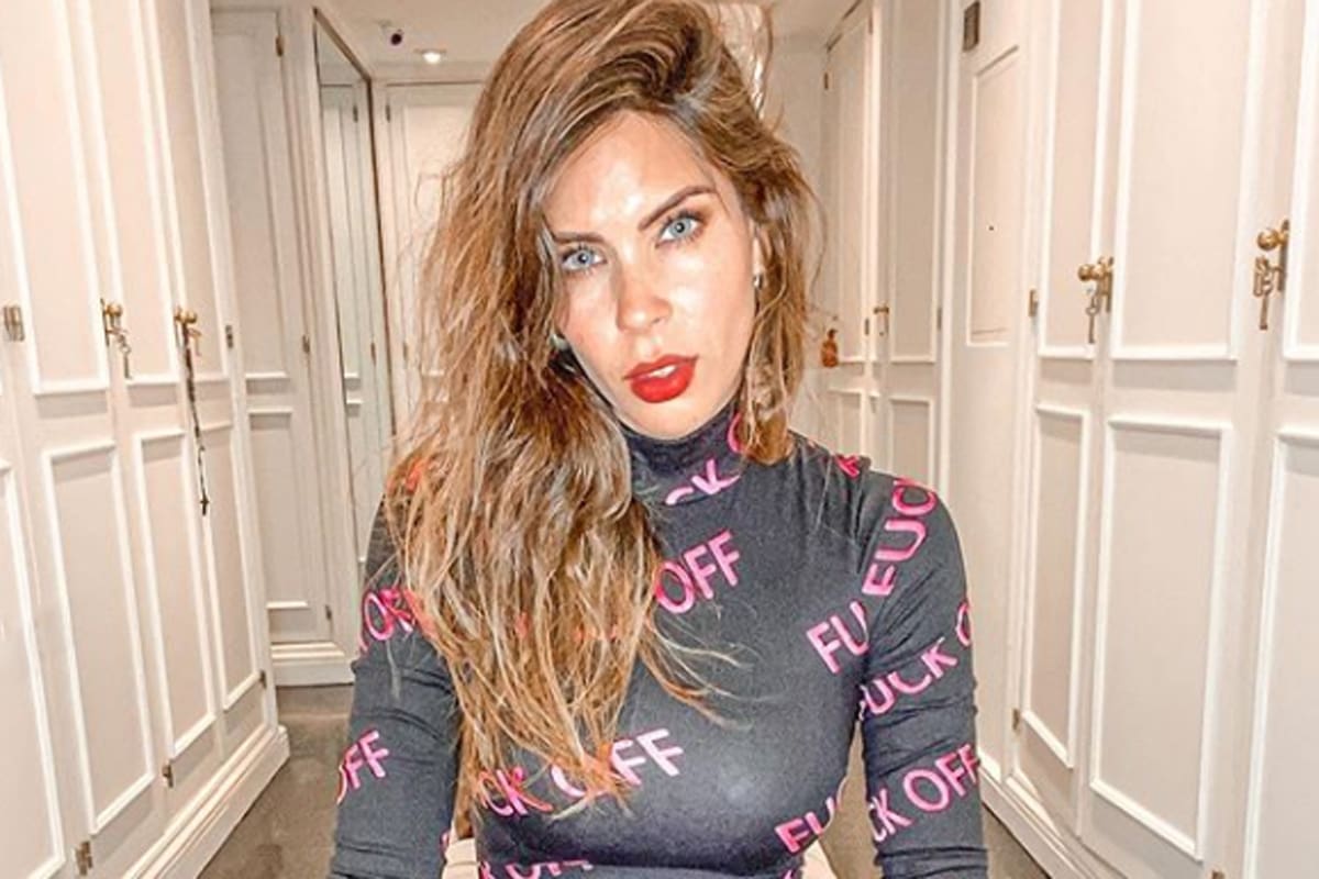 La panelista de Pampita Online sorprendió con un look estampado con insultos