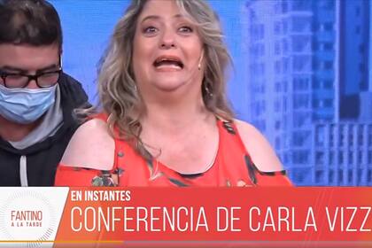 La panelista María Fernanda Carbonell tuvo un accidente con su silla por lo que debió ser asistida por la producción