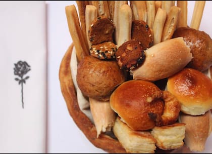 La panera de Rosa Negra no solo contiene siete variedades de pan, sino que además es comestible.