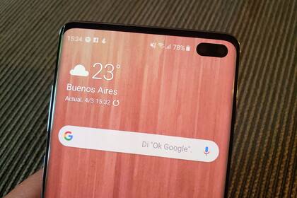 La pantalla ahora llega casi al borde mismo del dispositivo; la cámara frontal del S10+ queda dentro de la pantalla