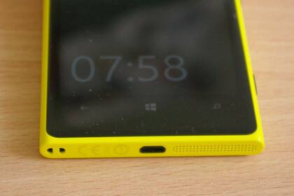 La pantalla AMOLED permite usar una suerte de salvapantalla que muestra la hora; no tiene casi impacto sobre la batería
