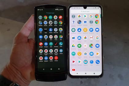 La pantalla de 6,2 pulgadas y formado 21:9 del Razr junto a una pantalla de 6,4 pulgadas y formado 19:9 (es decir, un poco más ancha) de un Moto One Zoom