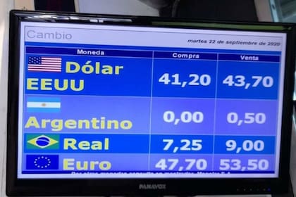 La pantalla de una casa de cambios de Montevideo para la que el peso argentino cotiza en cero para la compra