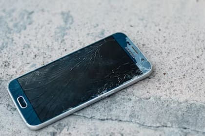 La pantalla del celular puede dañarse por un golpe o caída (Foto Unsplash)