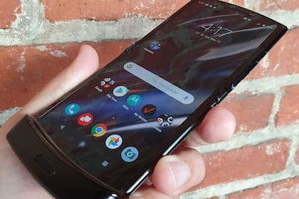 La pantalla del Moto Razr es OLED plástico, lo que permite que sea plegable (aunque no se puede doblar como una hoja: el radio de flexión tiene un límite)