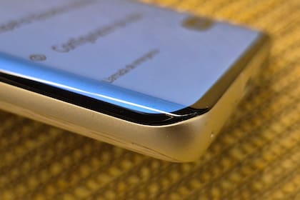 La pantalla del Motorola Edge 50 Ultra se curva levemente en los laterales