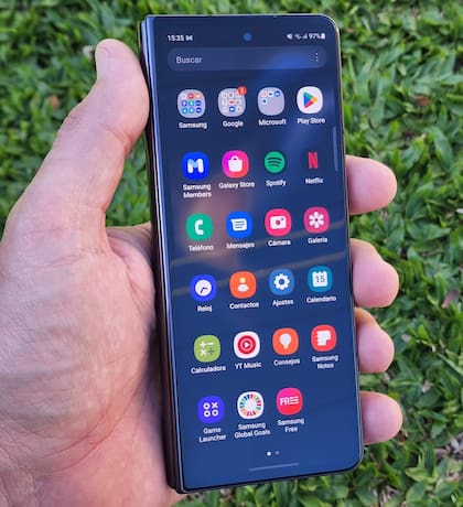 La pantalla del Samsung Galaxy Z Fold4 es de 6,2 pulgadas, pero es más alargada que lo usual