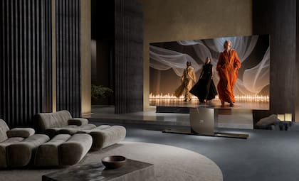 La pantalla emplea tecnología MicroLED 4K con arquitectura MiP (MicroLED in Package)