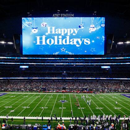 La pantalla en medio del estadio es uno de los atractivos visuales del complejo (X/@ATTStadium)