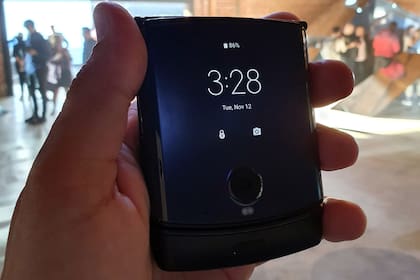 La pantalla exterior muestra las notificaciones clásicas de Motorola; los mensajes de Whatsapp, mails o similares se pueden responder con las opciones automáticas de Android o se puede dictar una respuesta específica