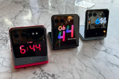 La pantalla externa del Motorola Razr 40 Ultra tiene un tamaño muy similar al Blackberry Classic (3.6 pulgadas)