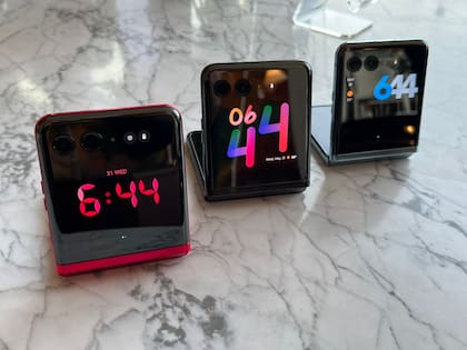 La pantalla externa del Motorola Razr 40 Ultra tiene un tamaño muy similar al Blackberry Classic (3.6 pulgadas)