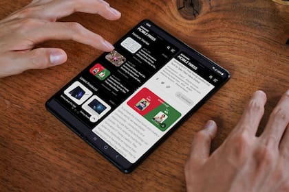 La pantalla flexible de 7,6 pulgadas del Galaxy Z Fold3 permite ver más contenido en pantalla
