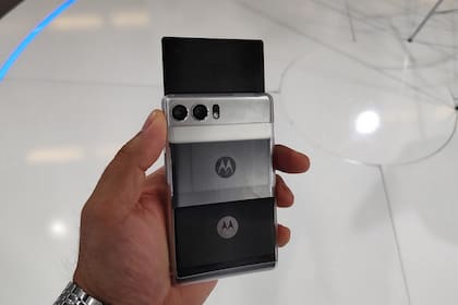 La pantalla flexible desplegada del Moto RIZR, vista desde la parte posterior del prototipo que Motorola mostró en LA NACION Innovación
