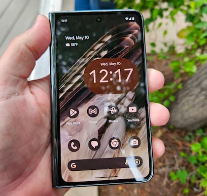 La pantalla frontal del Pixel Fold es de 5,8 pulgadas, más pequeña de lo usual, pero que permite un diseño más compacto