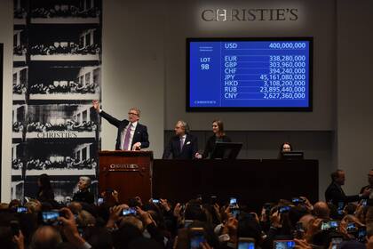 La pantalla indica el precio del lote 9B, el objeto de deseo en Christie’s