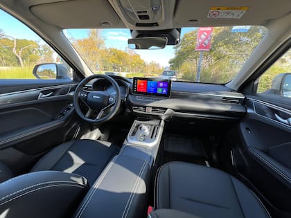 La pantalla multimedia central de 12,3″ es compatible con Apple CarPlay y Android Auto