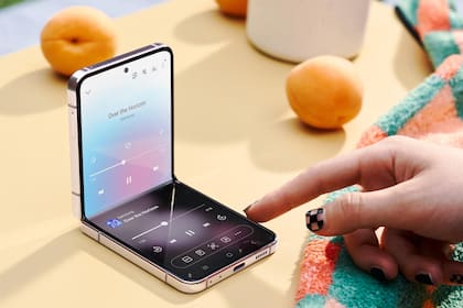 La pantalla plegable interna del Galaxy Z Flip5 es de 6,7 pulgadas; algunas apps cambian su diseño cuando el teléfono está semicerrado
