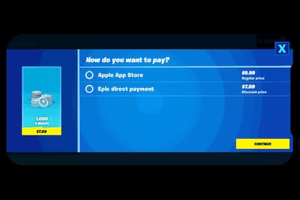 La pantalla que muestra las dos opciones dentro de Fortnite: la oficial dentro del App Store y el pago directo a Epic Games con descuento, que provocó la remoción del juego en la tienda de Apple