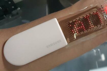 La pantalla que muestra las pulsaciones es flexible y se adhiere a la piel; su uso médico permite prescindir de otros sistemas de monitoreo cardíaco