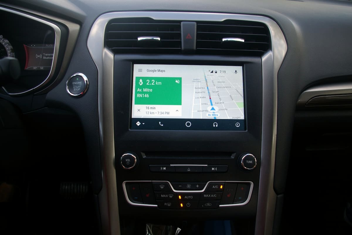 La pantalla táctil del auto muestra la información del teléfono, pero con el beneficio de un tamaño mayor