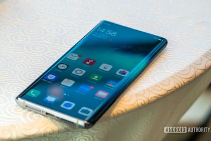 La pantalla tiene un diseño de tipo "cascada", en el que se curva hacia los laterales del teléfono