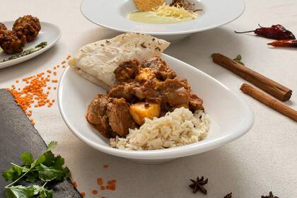 La papa está presente en este vindaloo, un curry muy popular .