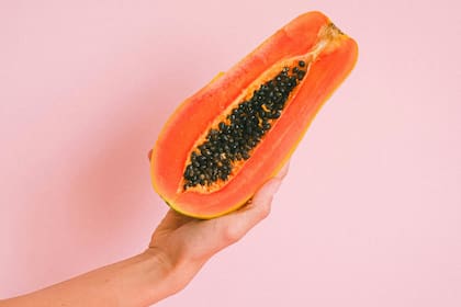 La papaya ayuda a mantener los niveles de humedad en la piel, previniendo la sequedad y descamación. Foto: Archivo.