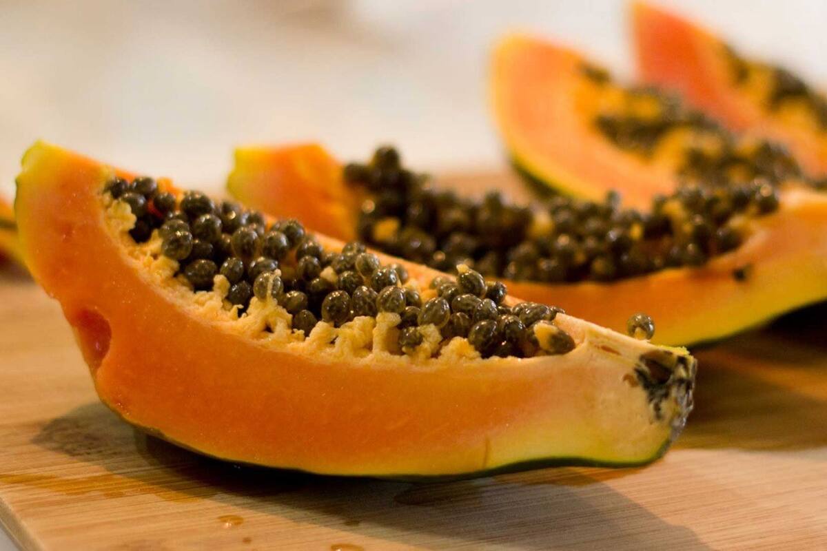 La papaya es conocida por ser una fuente rica en enzimas, en particular la papaína, que tiene propiedades exfoliantes y regenerativas (Archivo)