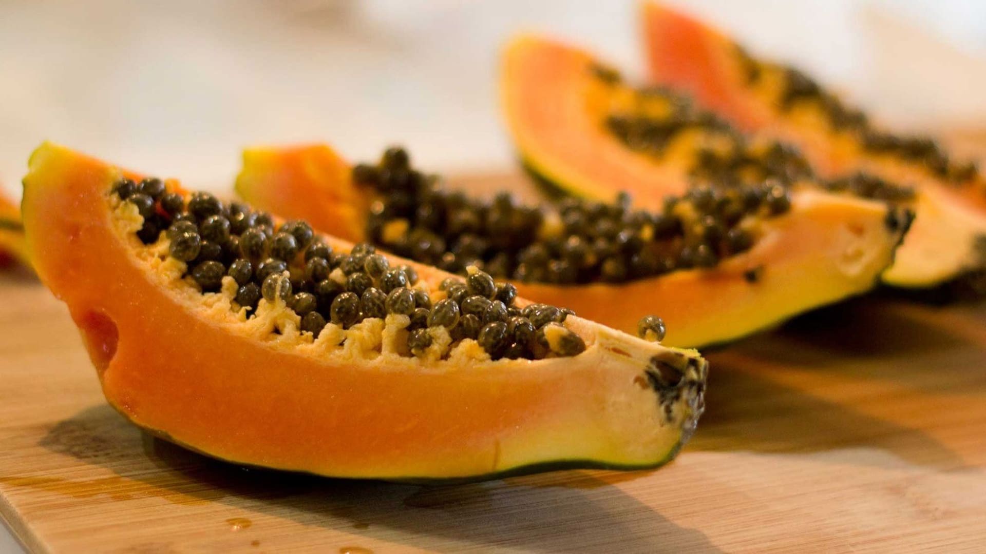 La papaya es una fruta tropical originaria de México, en el contexto de una alimentación saludable actúa como un potente antioxidante
